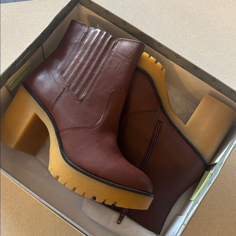 NWT Cognac Brown Retro Platform Chelsea Boots Rubber Sole - Picture 3 of 6